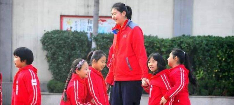 中国大陆版苹果13:13岁身高2米26，女版姚明横空出世，中国女篮未来值得期待