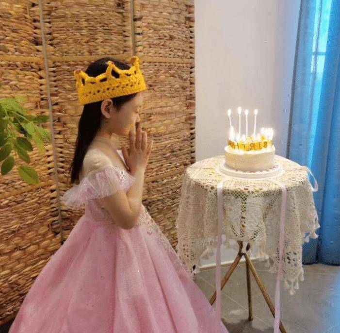 生日拍照调色苹果版
:张梓琳晒女儿生日合照，胖子穿公主装许愿，模样清秀十分惹人爱