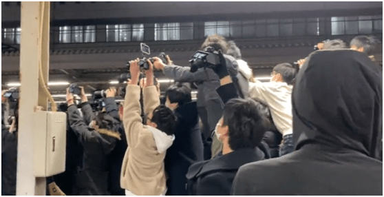 好好热日本手机视频:日本铁路摄影爱好者为拍摄挤在站台边缘叫骂不断，日媒：没素质