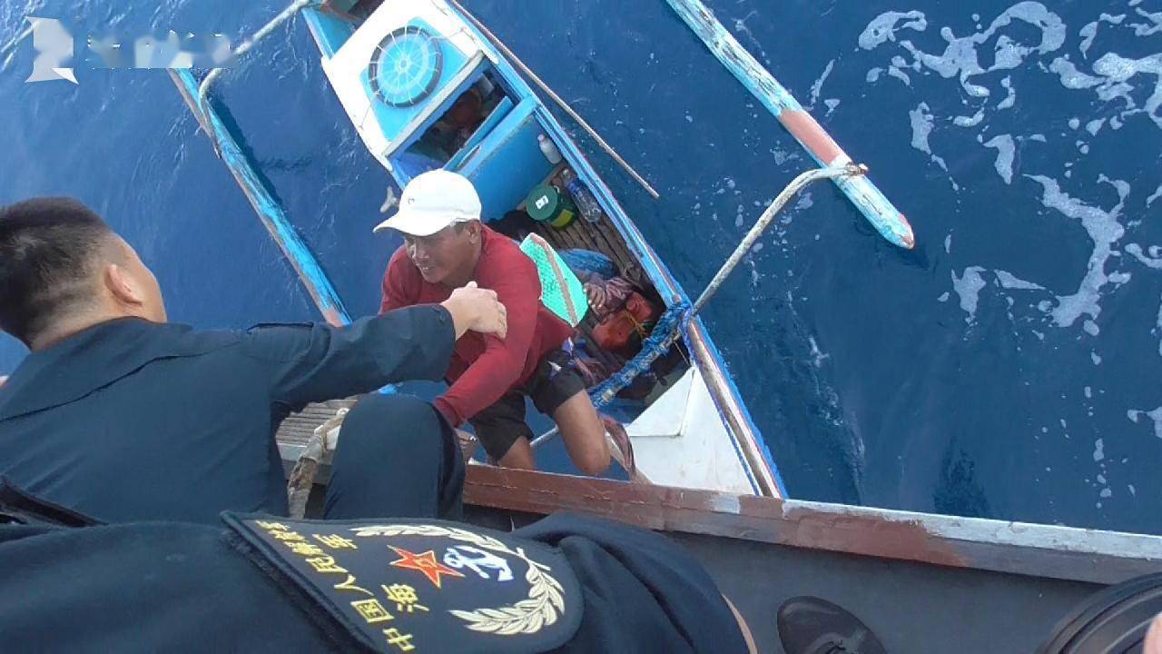 南海海域：受伤菲律宾渔民向中国海军竖起大拇指-第2张图片-太平洋在线下载